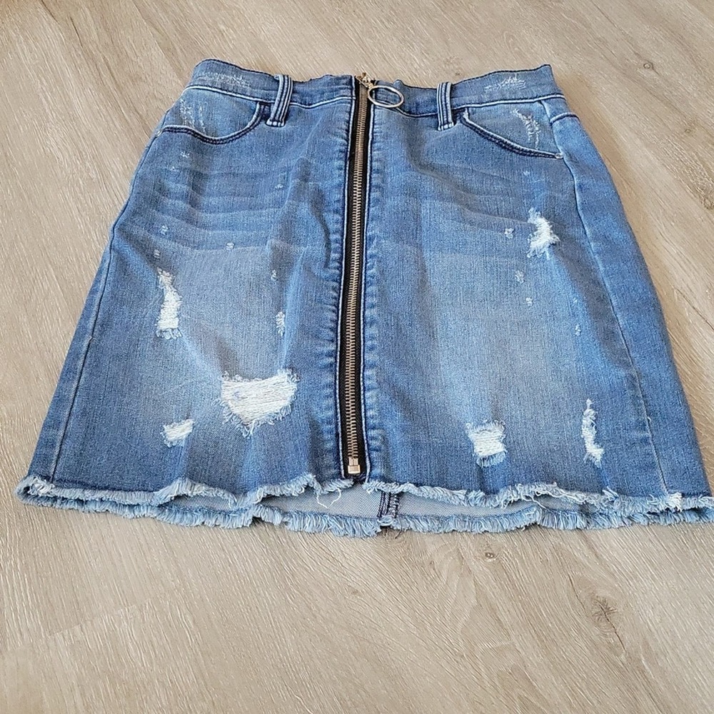 NWOT, BEBE high waisted skirt. Size 25.